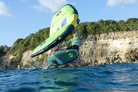 Duotone Skybrid SLS 2027 Kite in Gelb-Grün und Dunkelblau, Wassersportgerät in Aktion über dem Meer