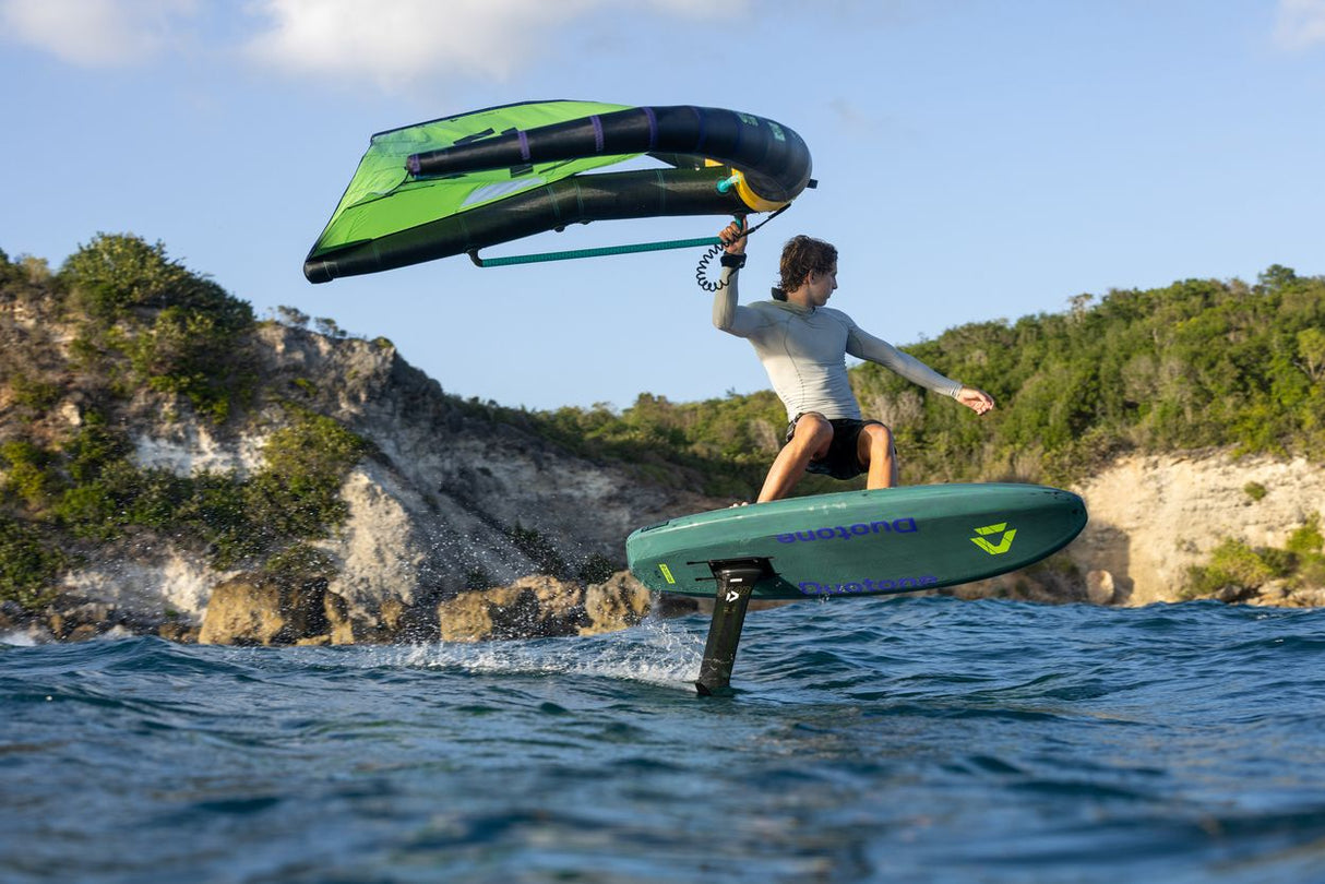 Duotone Skybrid SLS 2027 Kiteboard in Grün und Schwarz, Kitesurfer in Aktion auf dem Wasser mit aufgespanntem Kite