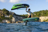Duotone Skybrid SLS 2027 Kiteboard in Grün und Schwarz, Kitesurfer in Aktion auf dem Wasser mit aufgespanntem Kite