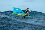 Duotone Skybrid SLS 2027 Kitesegel blau-gelb im Wasser mit Kitesurfer in Aktion