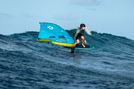 Duotone Skybrid SLS 2027 Kitesegel blau-gelb im Wasser mit Kitesurfer in Aktion