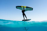Duotone Skybrid SLS 2027 Kiteboard mit grünem Segel und gelbem Trapez, Fahrer auf türkisblauem Wasser in Aktion