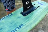 Duotone Trace SLS 2027 Kiteboard türkis mit schwarzem Fußpad, Detailansicht der Bindung