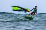 Duotone Trace SLS 2027 Kite in Neongrün und Schwarz, Kitesurfer in Aktion auf dem Wasser in dynamischer Fahrt