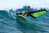 Duotone Trace SLS 2027 Kiteboard in Neongrün und Schwarz, Kitesurfer auf Welle in Aktion
