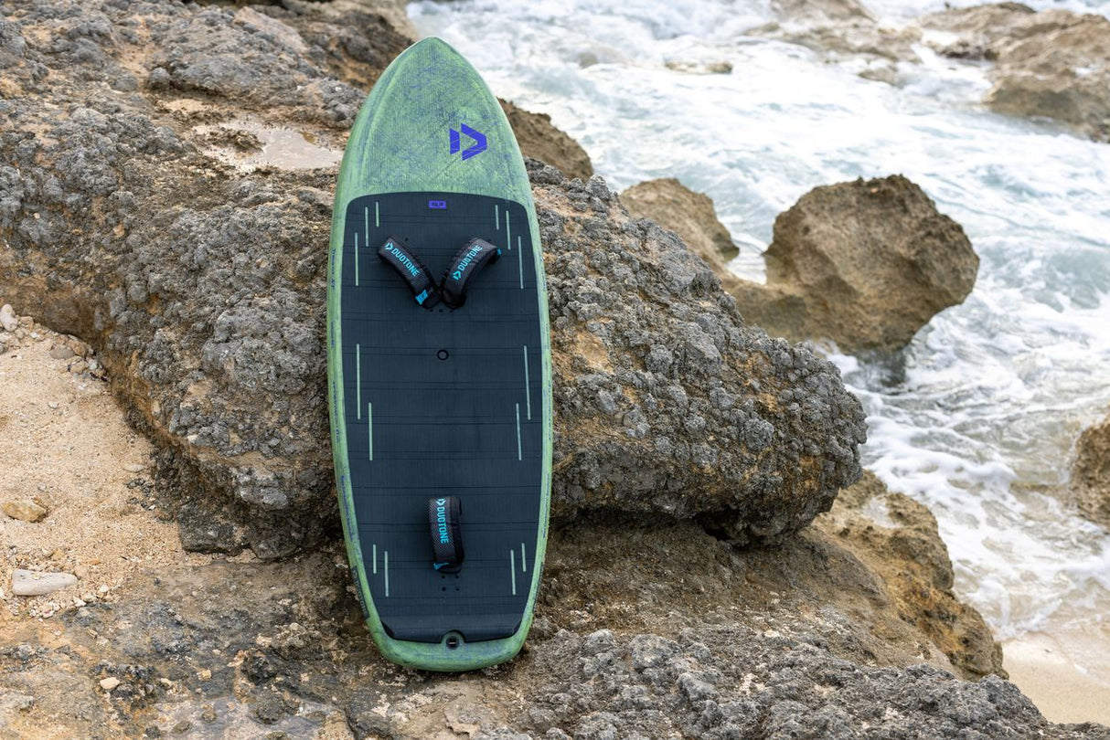 Duotone Trace SLS 2027 Kiteboard grün-schwarz Draufsicht auf Felsen am Strand
