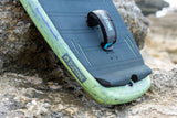 Duotone Trace SLS 2027 Kiteboard mit blauem Deck, grünem Rail und schwarzem Kontrollelement, Draufsicht auf Stein
