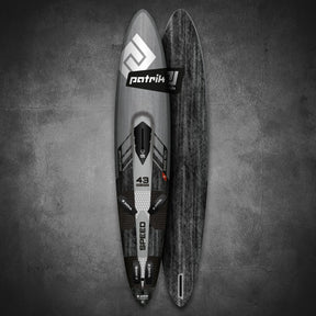 Patrik Speed Wakeboard, schwarz-weiß, Oberseite und Unterseite, modernes Design mit Patrik-Logo und Speed-Beschriftung