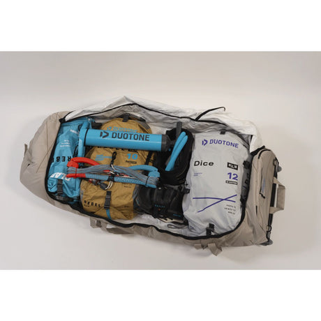 Duotone Combibag 2027 Reisetasche in Beige mit geöffnetem Hauptfach, gefüllt mit Ausrüstung, Draufsicht