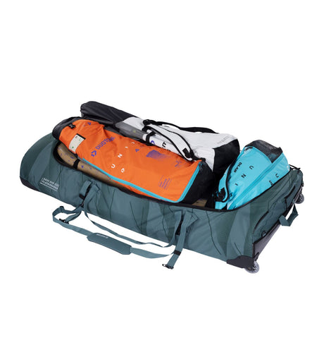 Duotone Team Bag 2027 Reisetasche grau mit Sportausrüstung, Draufsicht, geöffnetes Hauptfach mit orange und blauem Inhalt