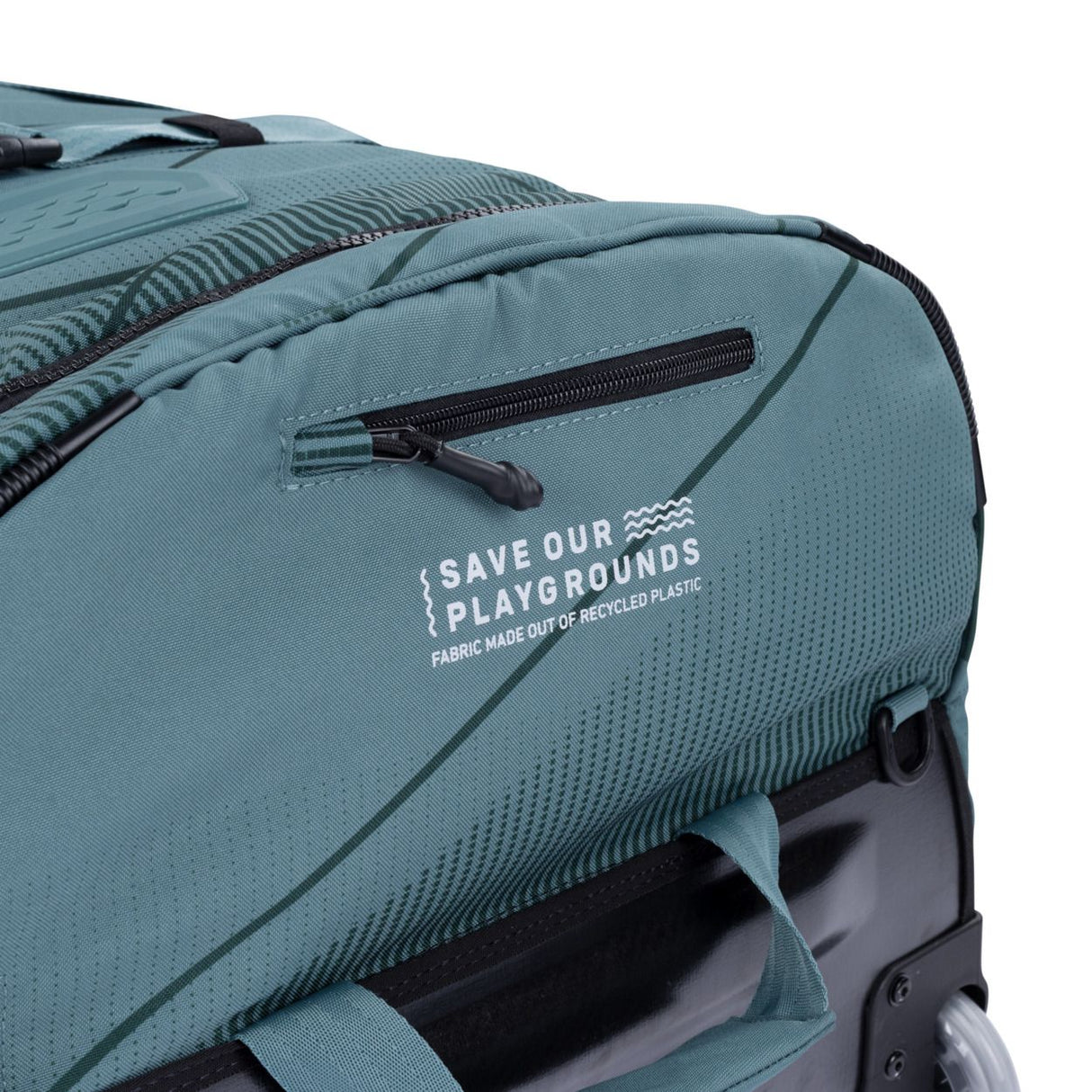 Duotone Team Bag 2027 in Hellblau mit schwarzem Reißverschluss, Detailansicht der Vorderseite mit Recycling-Text und Mesh-Material