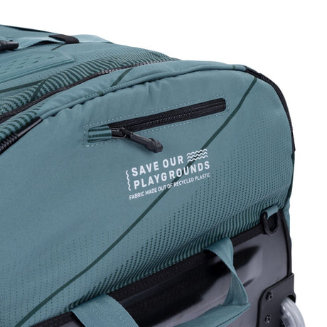 Duotone Team Bag 2027 in Hellblau mit schwarzem Reißverschluss, Detailansicht der Vorderseite mit Recycling-Text und Mesh-Material