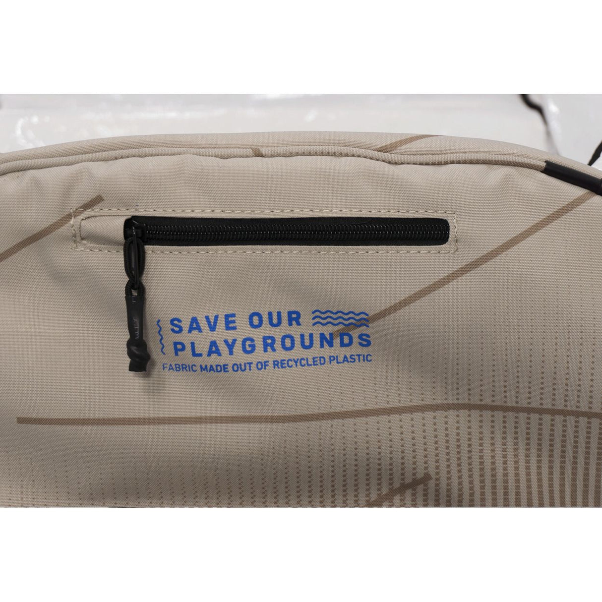 Duotone Team Bag 2027 in Creme und Schwarz mit recyceltem Material und schwarzem Reißverschluss, Detailansicht