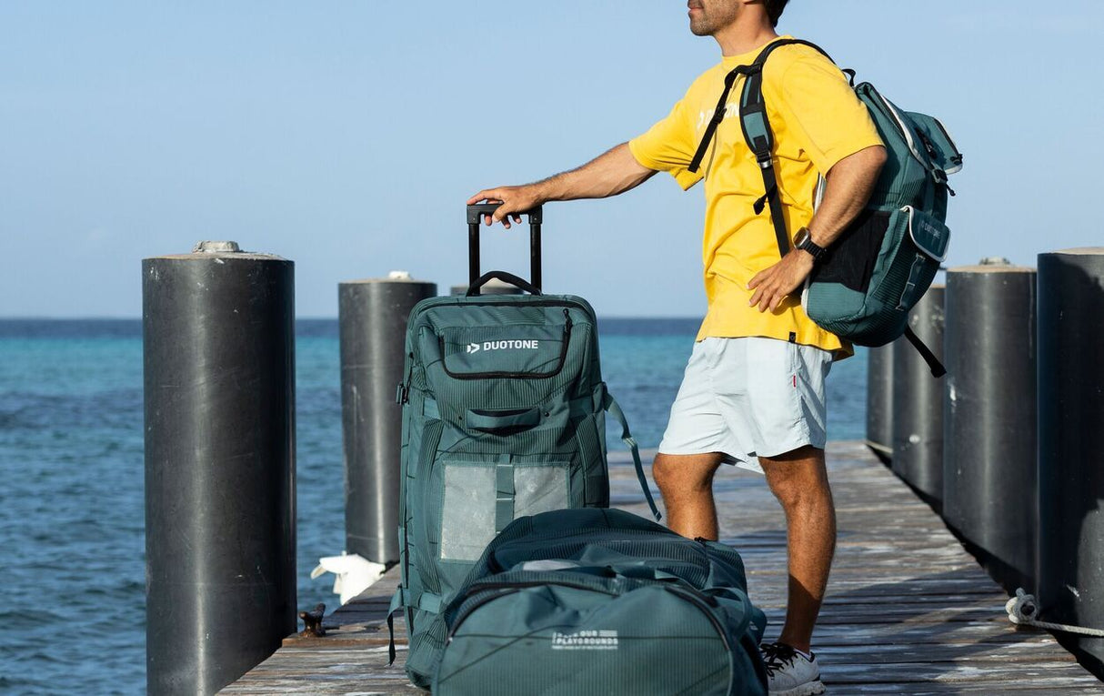 Duotone Boardbag Single Compact 2027 in Dunkelgrün, Reisetasche mit Rollen und Tragegriffen, am Steg präsentiert