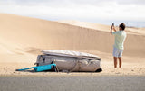 Duotone Boardbag Single Foil 2027 grau-blau am Strand mit Foilboard, Frontalansicht