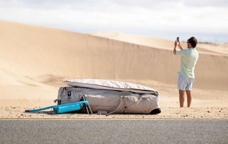 Duotone Boardbag Single Foil 2027 grau-blau am Strand mit Foilboard, Frontalansicht