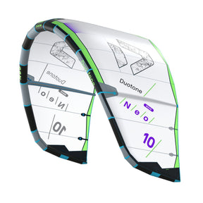 Duotone Neo 2027 Kitesegel, weiß mit neon-grünem und blauem Design, Frontalansicht