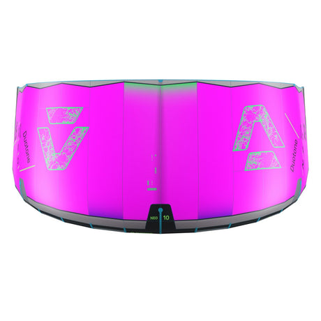 Duotone Neo 2027 Kite, Magenta und Grau, gebogene Ansicht von oben mit Duotone-Logo und Größenmarkierungen