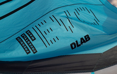 Duotone Evo D/LAB 2027 Kiteboard Türkis mit schwarzem Design und Textilstruktur, Detailansicht der Oberseite