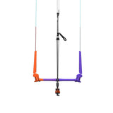 Duotone Trust Bar Quad Control 2027, Kitebar in Orange und Violett mit schwarzem Mittelrohr, Frontalansicht