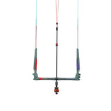 Duotone Click Bar Quad Control 2027 Kitebar mit vier Leinen in Grau, Rot und Blau, Frontalansicht