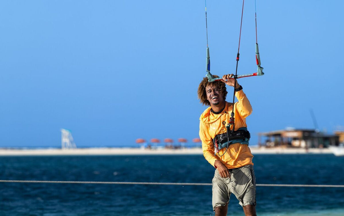 Duotone Click Bar Quad Control 2027 Kitebar mit vier Leinen, Frontalansicht bei Kitesurfer am Strand