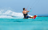 Duotone Vario Combo 2027 Kite in Rot und Blau, Kitesurfer in türkisem Wasser bei Action