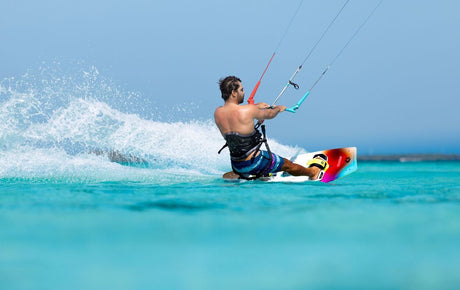 Duotone Vario Combo 2027 Kite in Rot und Blau, Kitesurfer in türkisem Wasser bei Action