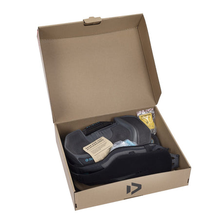 Duotone Entity Ergo 2027 Kiteboard in schwarzer Ausführung, verpackt in Kartonbox mit Zubehör, Draufsicht