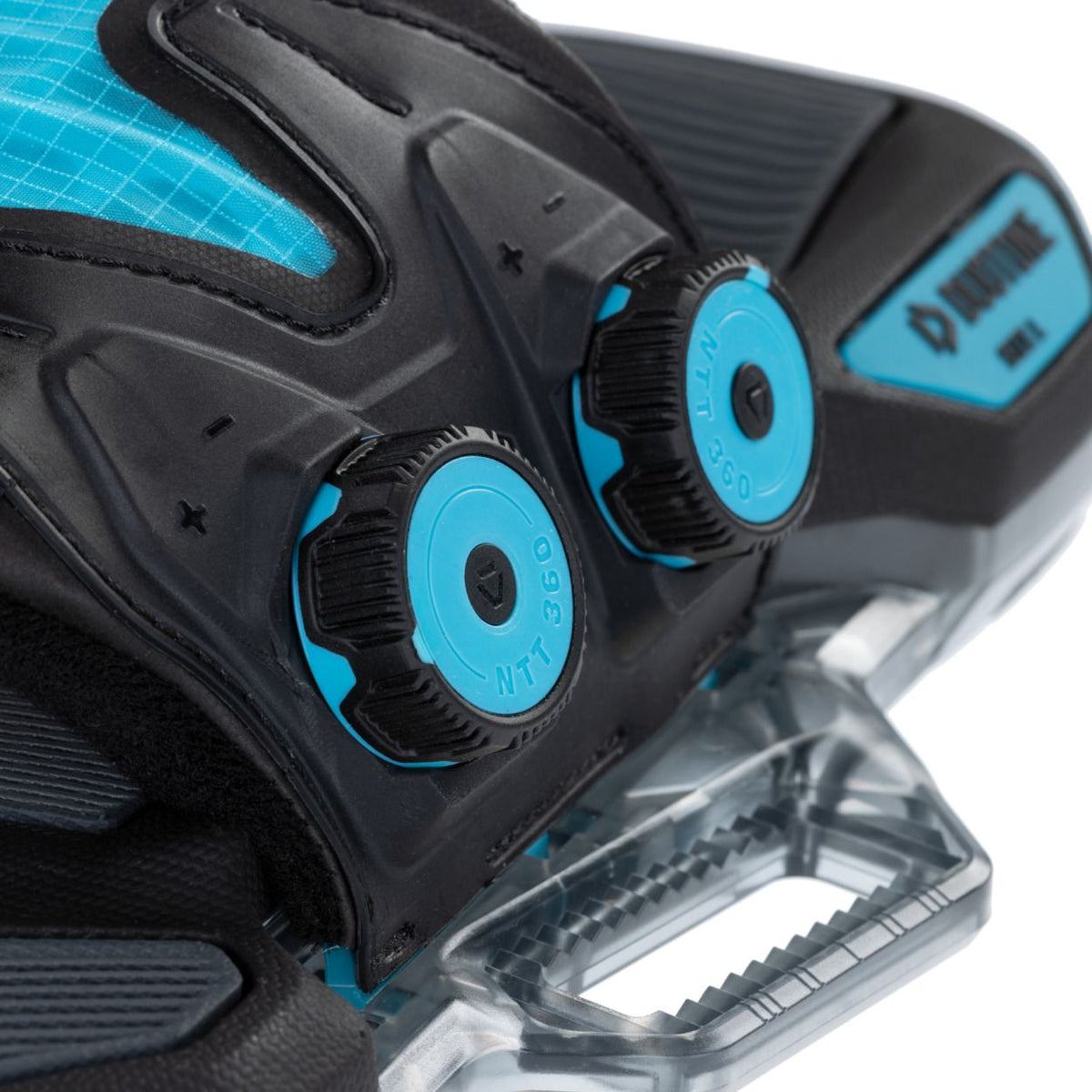 Duotone Entity 360 2027 Kiteboard schwarz-blau mit Dualcores und Fußschlaufen, Detailansicht der Oberseite