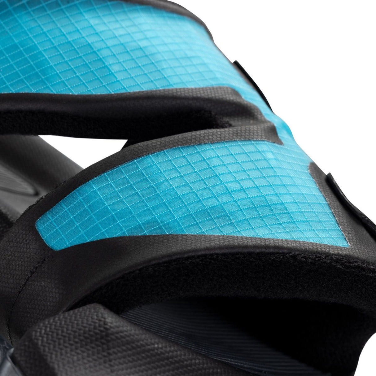 Duotone Entity 360 2027 Kiteboard mit blauem Quad-Texture-Design und schwarzen Griffen, Detailansicht