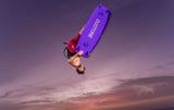 Duotone Jaime SLS 2027 Kiteboard in Violett, Athlet in Aktion beim Sprung gegen Himmel, Draufsicht