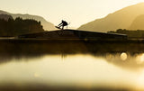 Duotone TS Park 2027 Wakeboard in schwarzer Farbe auf Wasser, Sportler in Action beim Trick auf dem Board