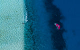 Duotone Select Concept Blue 2027 Kiteboard Luftaufnahme über türkisblauem Wasser mit tiefblauem Ozean