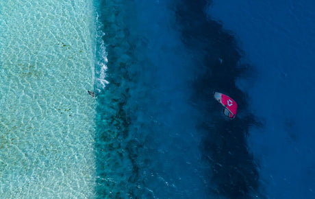 Duotone Select Concept Blue 2027 Kiteboard Luftaufnahme über türkisblauem Wasser mit tiefblauem Ozean