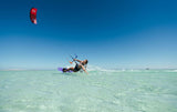 Duotone Soleil Concept Blue 2027 Kitesegel rot, Kitesurfer in türkisblauem Wasser, Frontalansicht