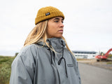 ION Ionic Fisherman 2026 Jacke in Grau mit senffarbener Strickmütze, Seitenansicht auf Person getragen
