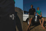 ION Avalon 18 Boardshorts schwarz, Nahaufnahme seitlich, Mann trägt Shorts am Strand neben Auto
