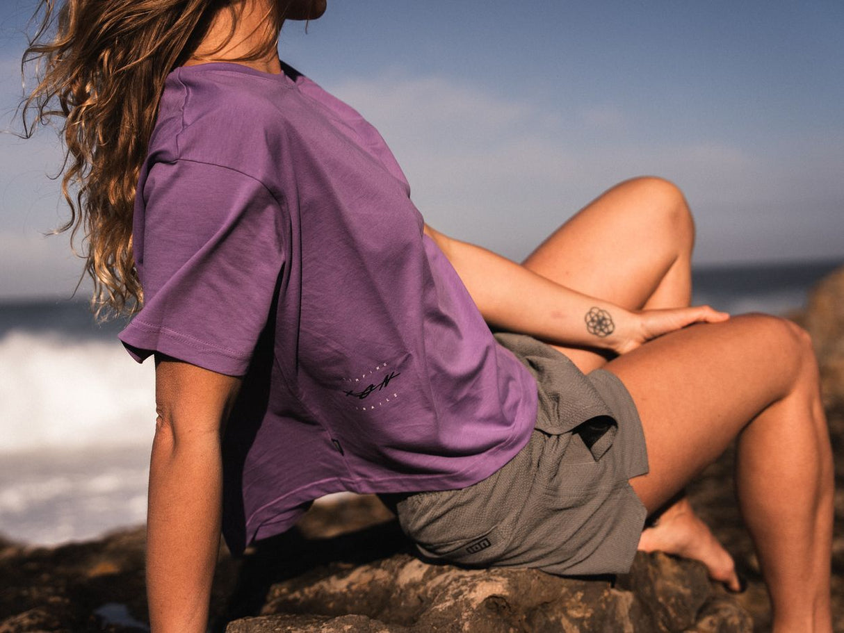 ION Tally 2.5 Boardshorts Damen grau, Funktionsmaterial, Rückansicht am Strand getragen