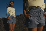 ION Tally 2.5 Boardshorts Damen, Navy Boardshorts mit strukturiertem Material, Frontansicht und Detailaufnahme