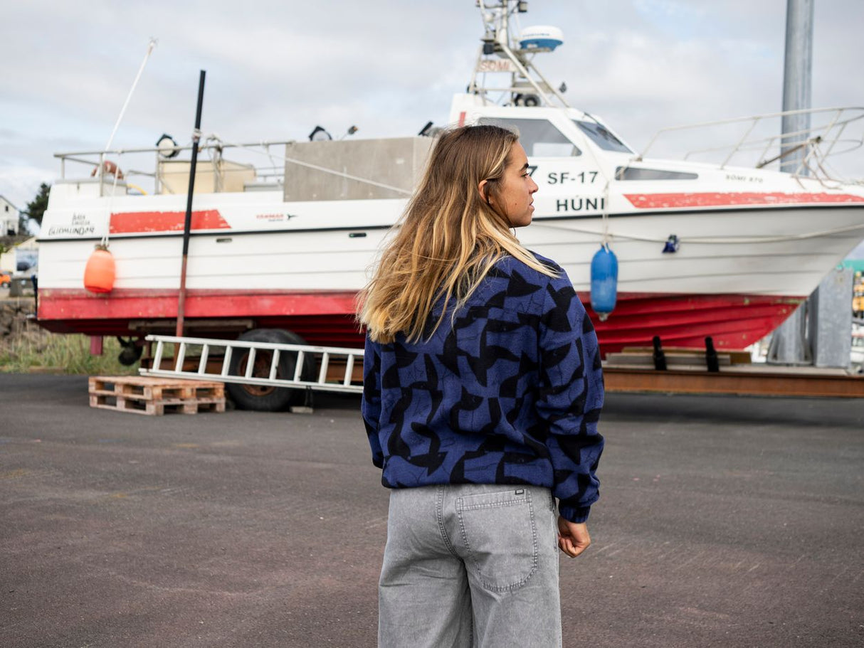 ION Pants HD Cotton 2026 hellgrau, Rückansicht, Frau trägt Hose vor Schiff