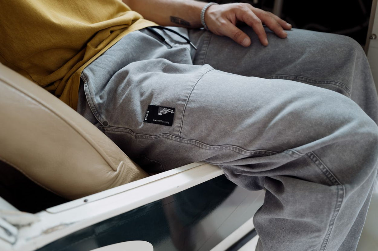 ION Pants HD Cotton 2026 in Grau, Baumwollmischgewebe, getragen sitzend, Seitenansicht mit Markenlabel