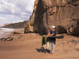 ION Pants HD Cotton 2026 in Hellgrau, Frontalansicht, Modell trägt Hose am Strand mit Felswand im Hintergrund