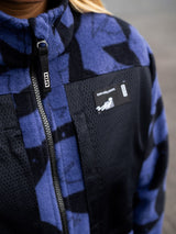 ION HD Fleece Jacke 2026 blau-schwarz kariert, Nahaufnahme Oberkörper mit Reißverschluss und Logo