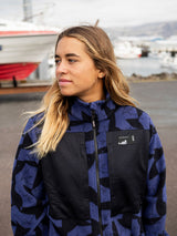 ION HD Fleece Jacke 2026 in Blau-Schwarz mit Karo-Muster, Frontansicht getragen