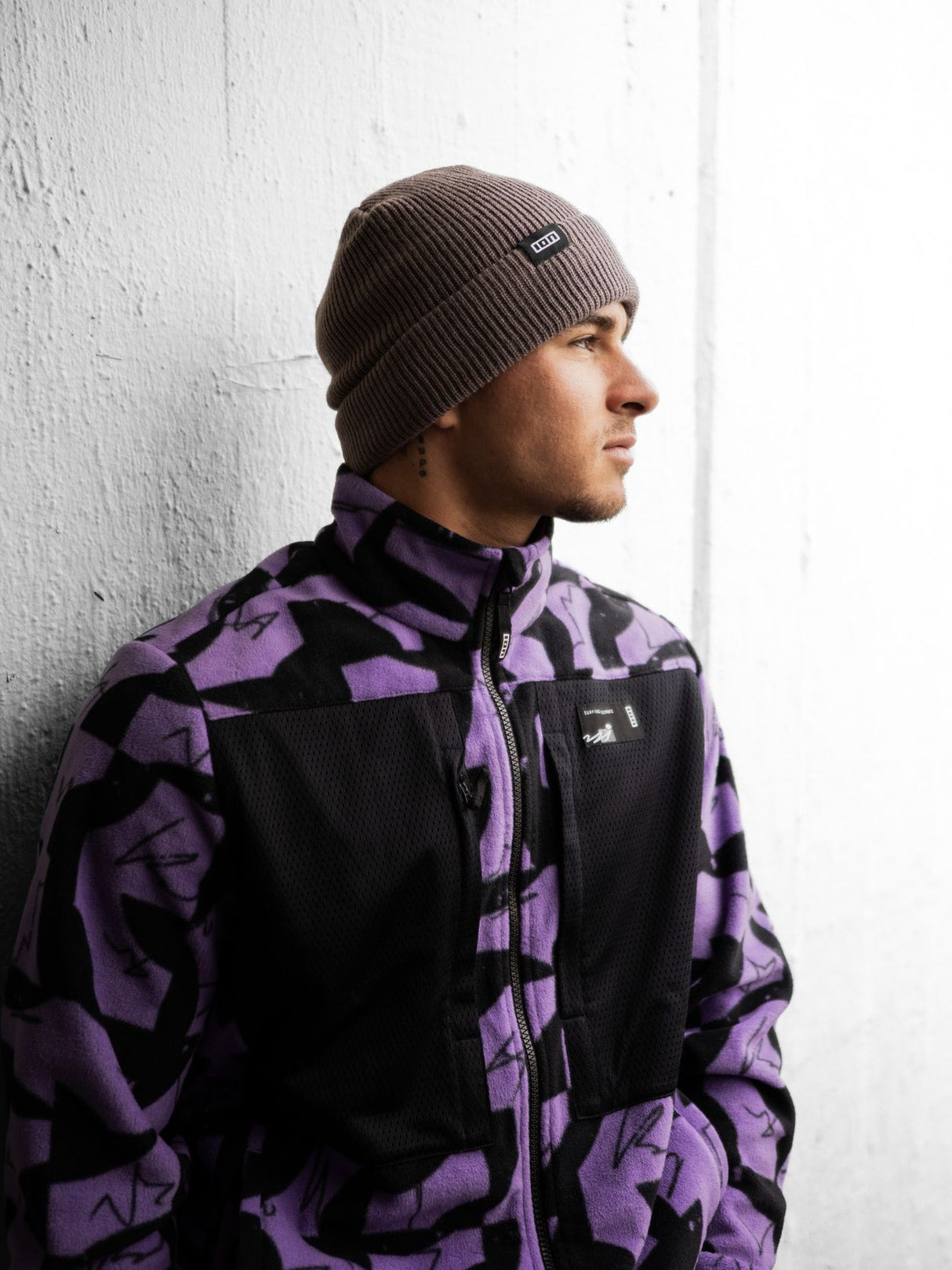 ION HD Fleece Jacke 2026 in Violett-Schwarz mit Camouflage-Muster, Seitenansicht auf Person getragen