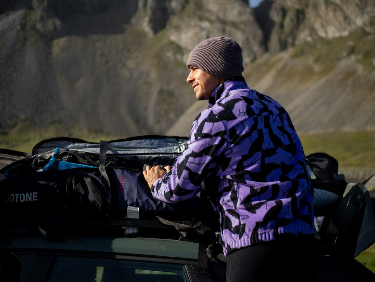 ION HD Fleece Jacke 2026 in Violett mit Zebramuster, getragen bei Outdoor-Abenteuer in den Bergen