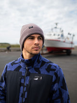 ION HD Fleece Jacke 2026 in Blau-Schwarz, getragen von Mann mit Mütze, Frontalansicht