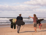 ION Shorts HD Cotton 2026 in Schwarz, Rückansicht am Strand mit Surfer in Casual-Wear