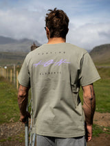 ION Mood 2026 T-Shirt grau mit Surfing Print, Rückansicht, Herrenmodell in Naturlandschaft